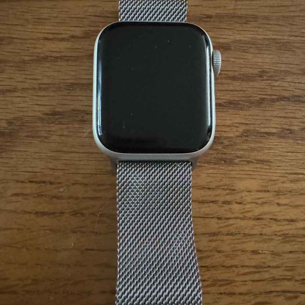 Apple Watch Series 4 (GPS and cellular) 40 mm with stainless steel Milanese band